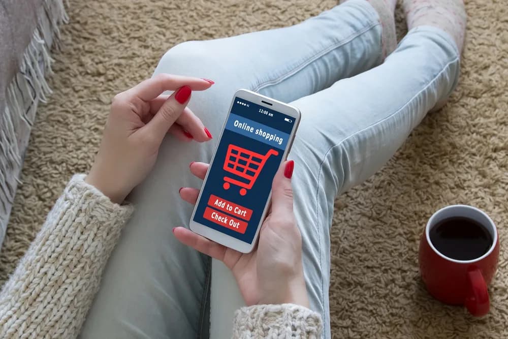 Uživatel platí nákup na displeji telefonu.