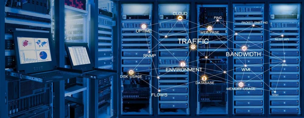 Technik sleduje provoz serverů v datovém centru.