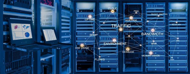 Technik sleduje provoz serverů v datovém centru.