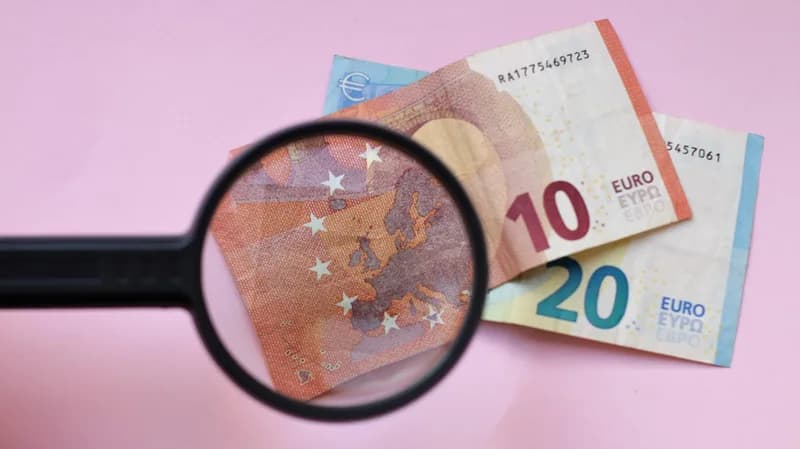 Zaměstnanci porovnávají tabulku mezd na velké obrazovce.