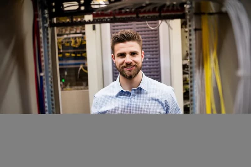 Technik kontroluje servery v evropském datovém centru.