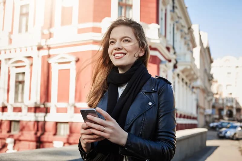 Žena vybírá zboží na mobilním telefonu.