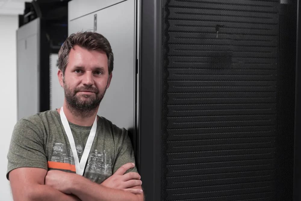 Technik kontroluje zařízení v evropské serverovně.