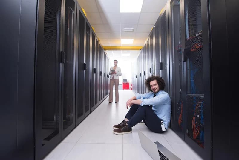 Serverové skříně v evropském datovém centru.
