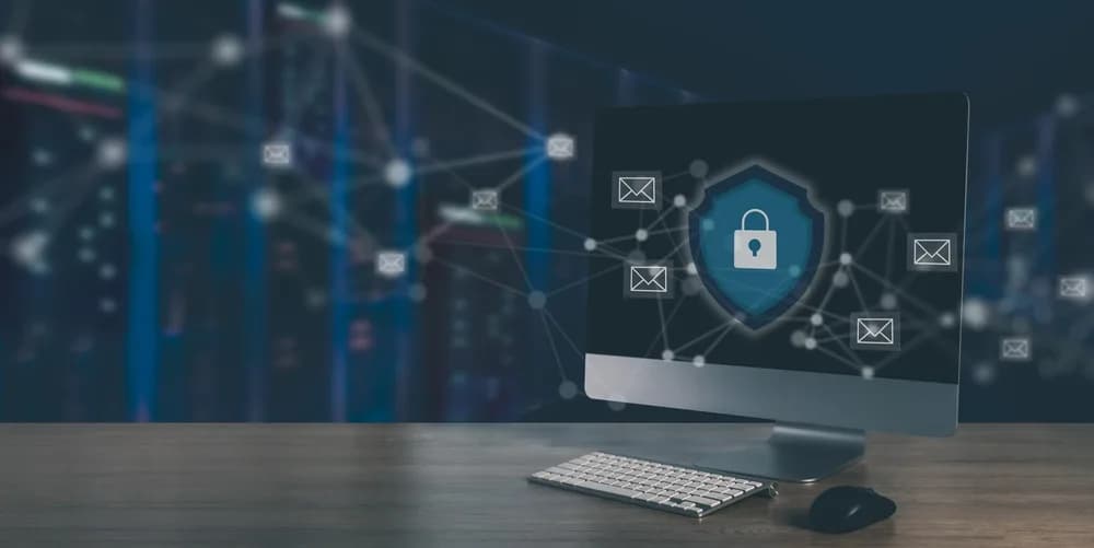 Administrátor sleduje bezpečnostní upozornění na monitoru.
