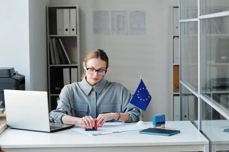 Zaměstnankyně kontroluje mzdové podklady v kanceláři.