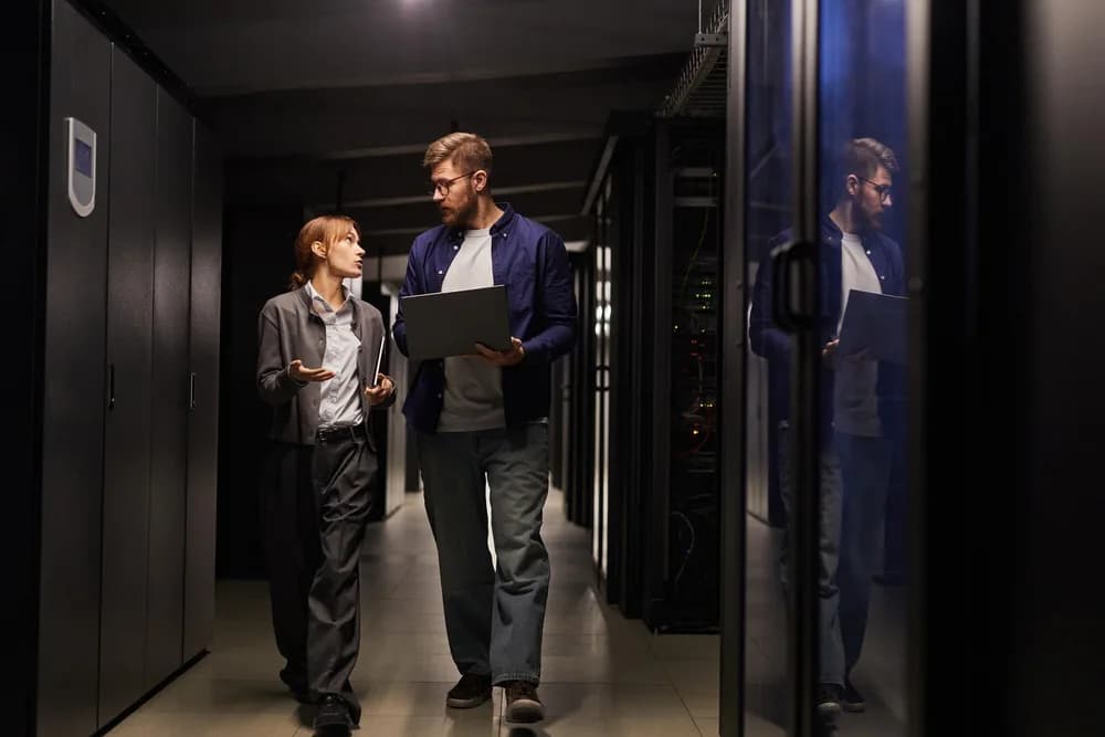 Technik kontroluje zařízení v serverovně.