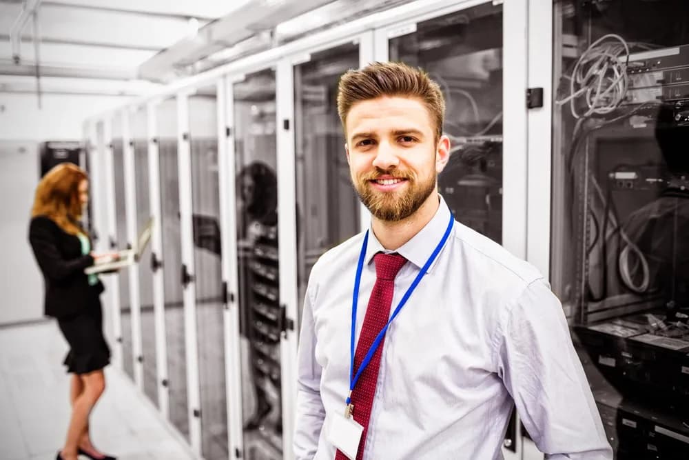 Technik kontroluje zařízení ve firemní serverovně.