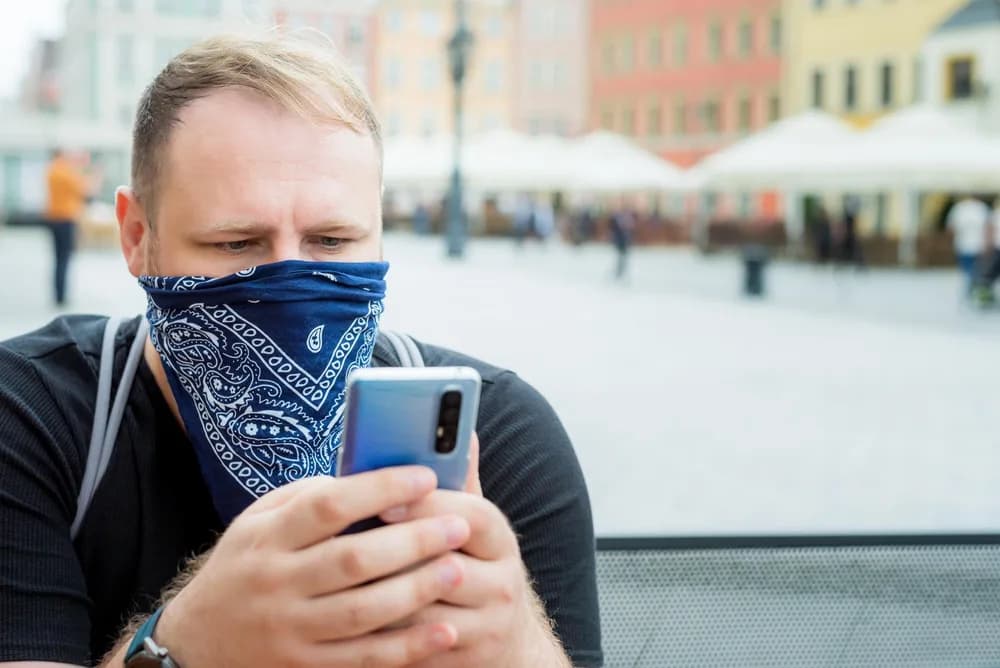 Telefon zobrazuje podezřelou textovou zprávu.