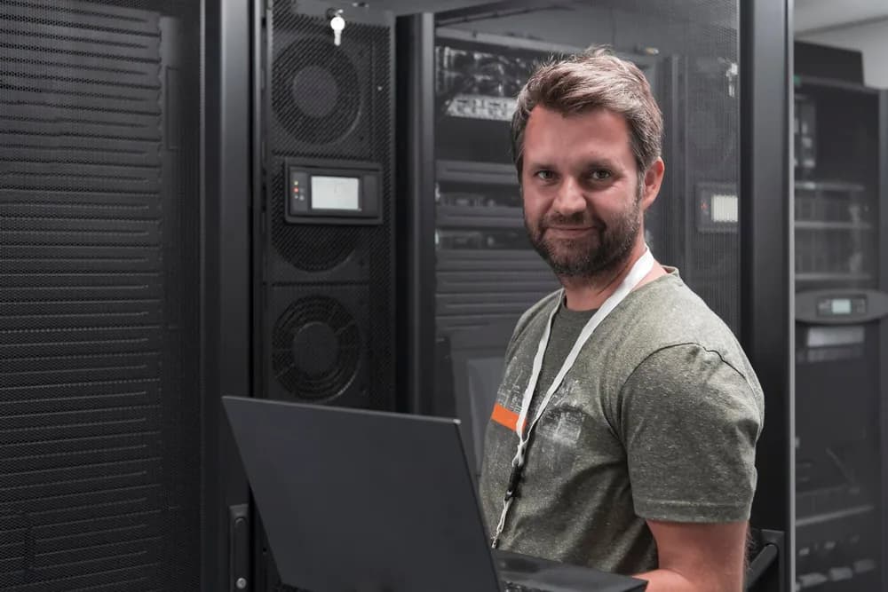 Technik kontroluje zařízení v serverovně.