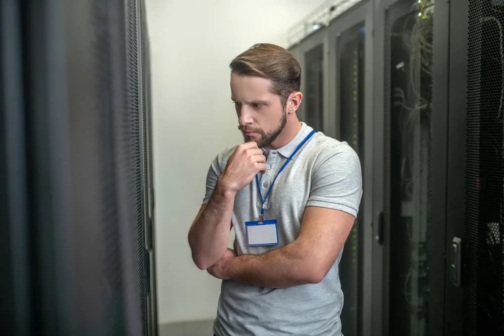 Technik kontroluje zařízení v kancelářské serverovně.