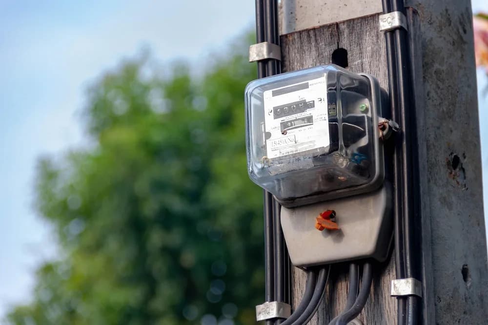Elektroměr umístěný v rozvodné skříni.