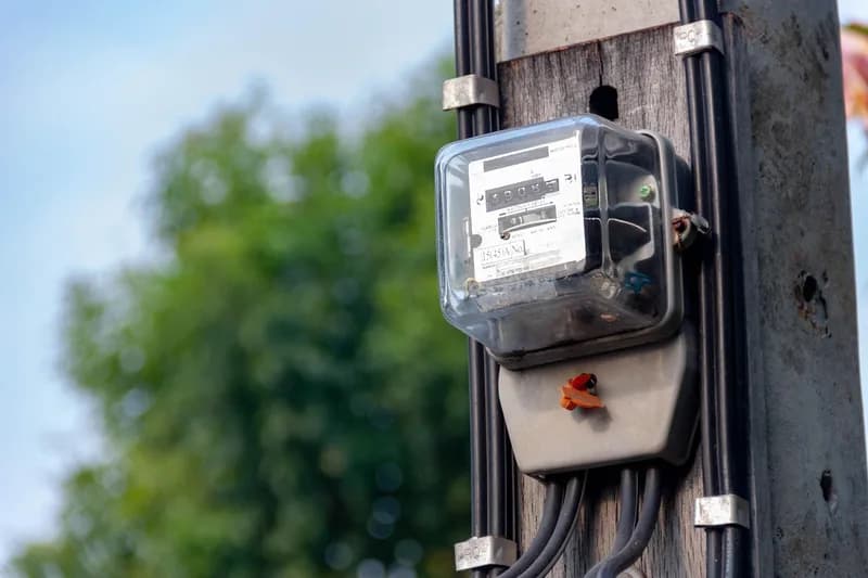 Elektroměr umístěný v rozvodné skříni.