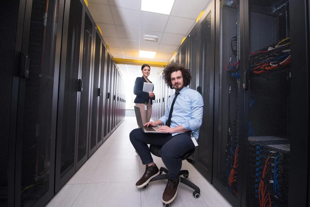 Řady serverových skříní v evropském datovém centru.