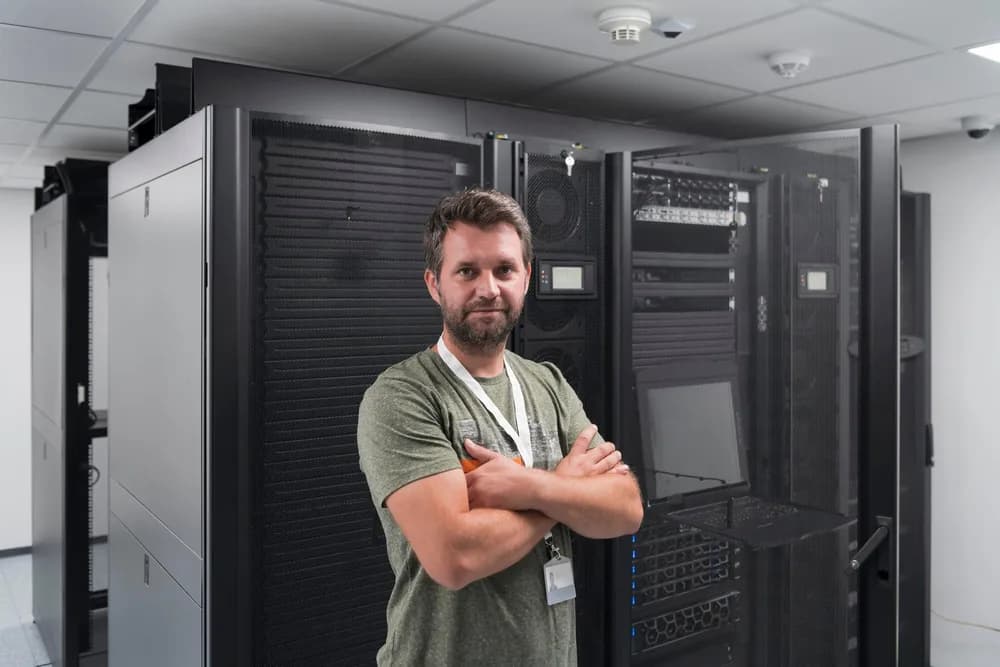 Technik kontroluje zařízení v serverovně.