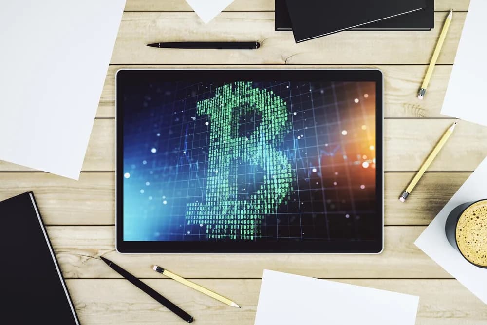 Monitor moderního digitálního tabletu s kreativním symbolem Bitcoinu Koncept kryptoměny Pohled shora 3D rendering