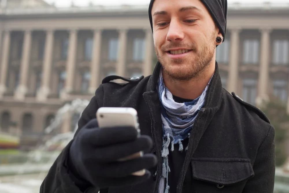 Zaměstnanec nastavuje zabezpečení na firemním telefonu.