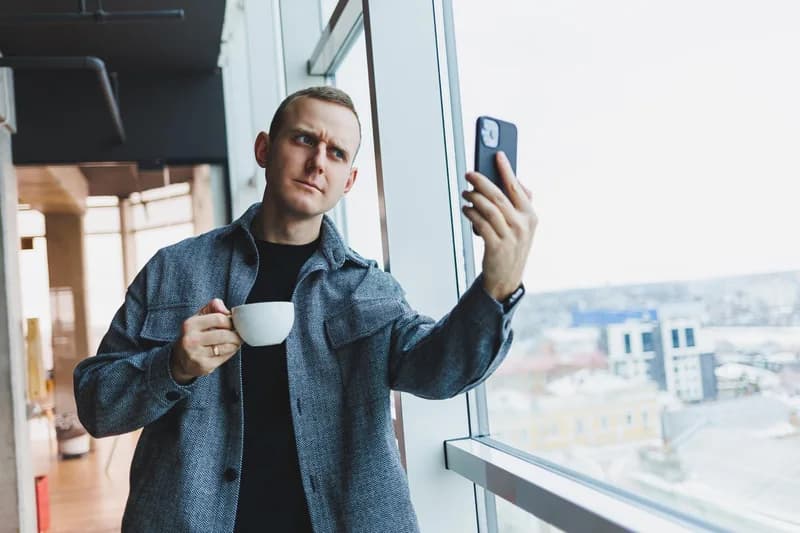 Zaměstnanec kontroluje aktualizaci systému na firemním telefonu.
