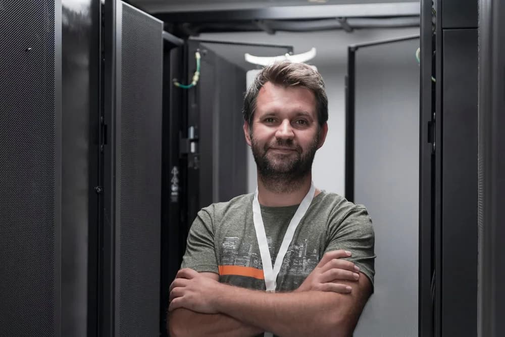 Technik kontroluje zařízení ve firemní serverovně.