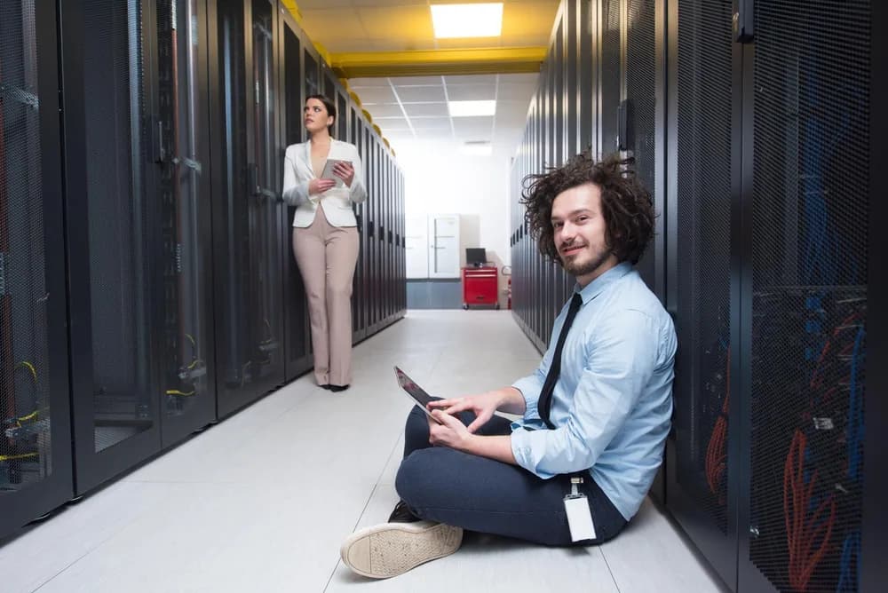 Technik kontroluje zařízení v serverovně.