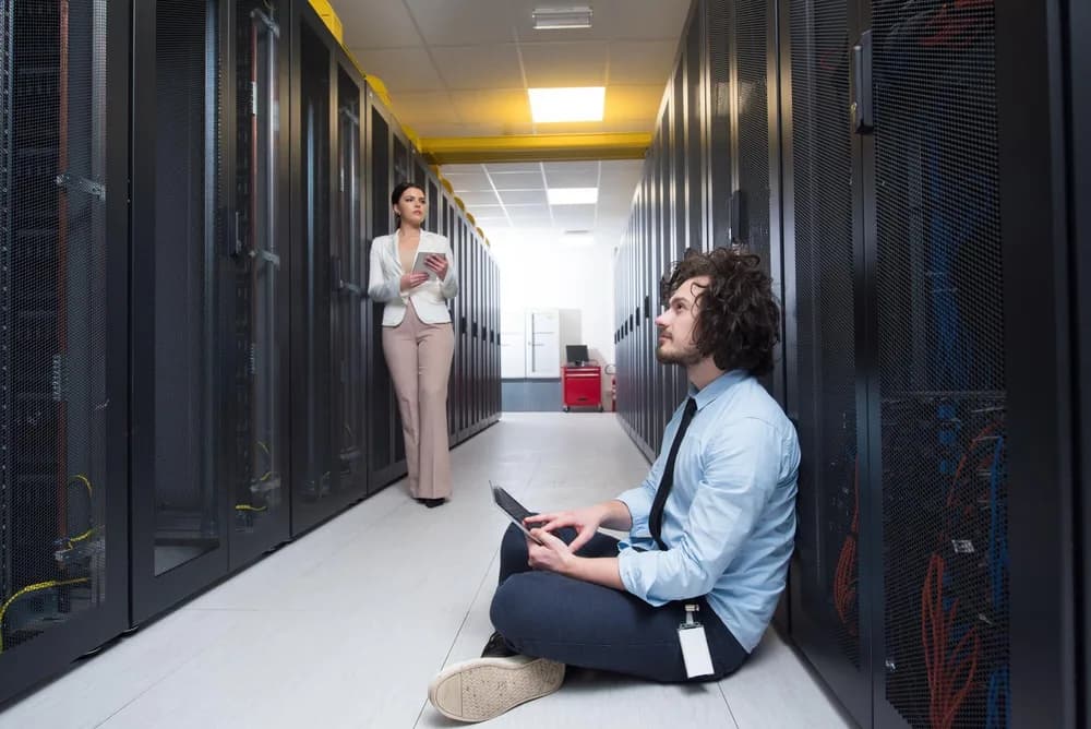 Řady serverových skříní v evropském datovém centru.