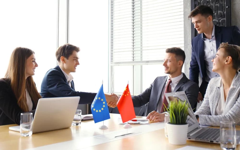 Manažeři jednají u stolu v moderní kanceláři.