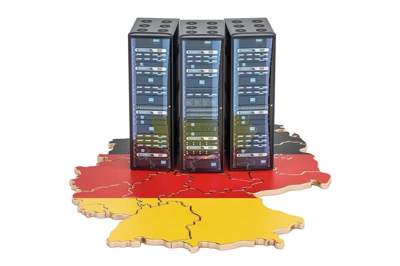 Řady serverových skříní v datovém centru.
