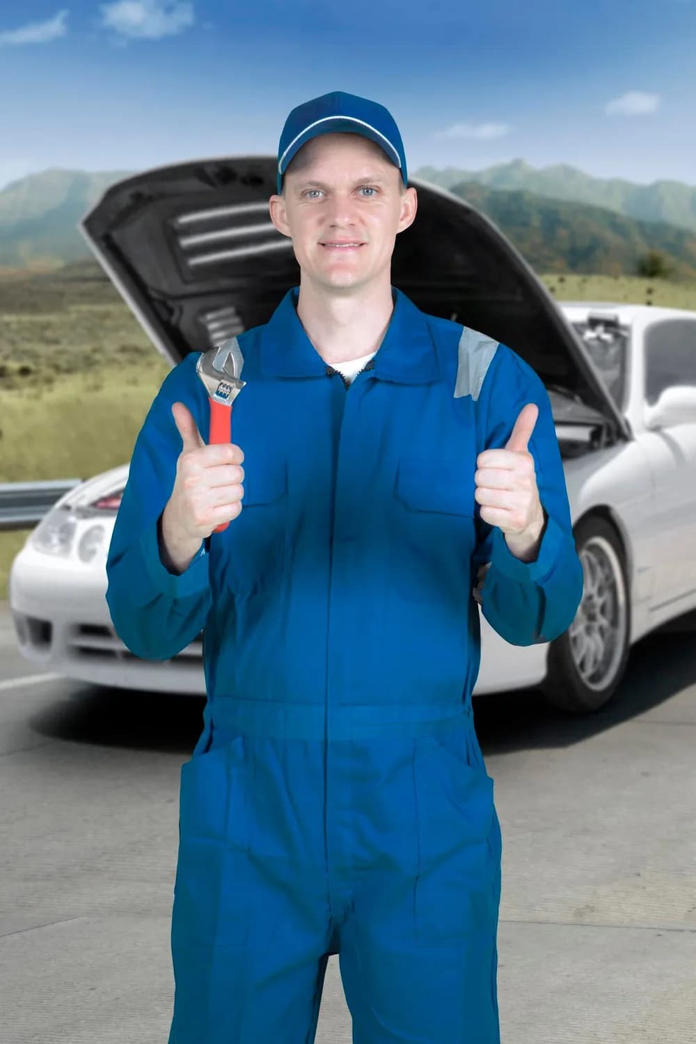 Automechanik kontroluje vůz v servisní dílně.