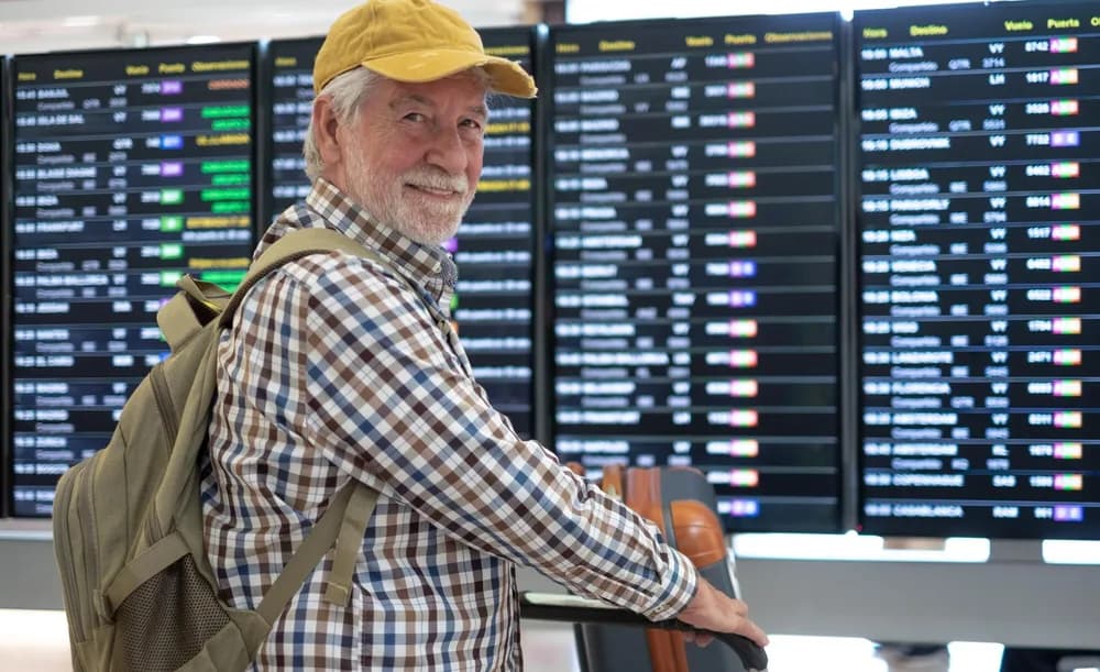 Technik kontroluje servery v datovém centru pomocí tabletu.