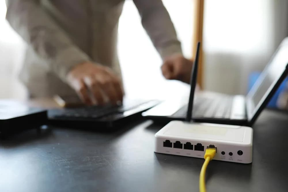 Router na stole v evropské kanceláři.