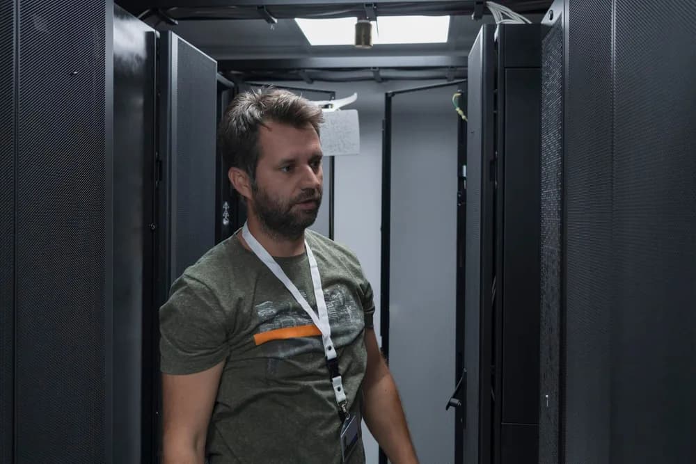 Technik kontroluje servery ve firemní serverovně.