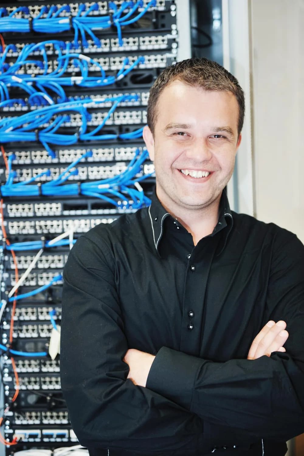 Technik kontroluje zařízení v evropské serverovně.