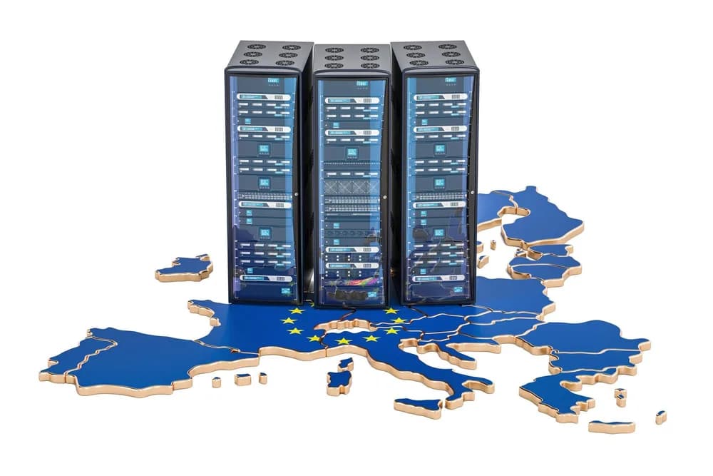 Technik prochází mezi řadami serverových skříní.