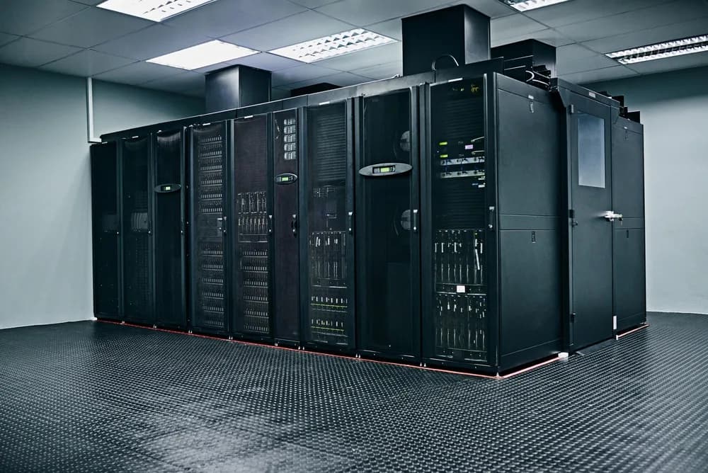 Řady serverů v moderním datacentru.