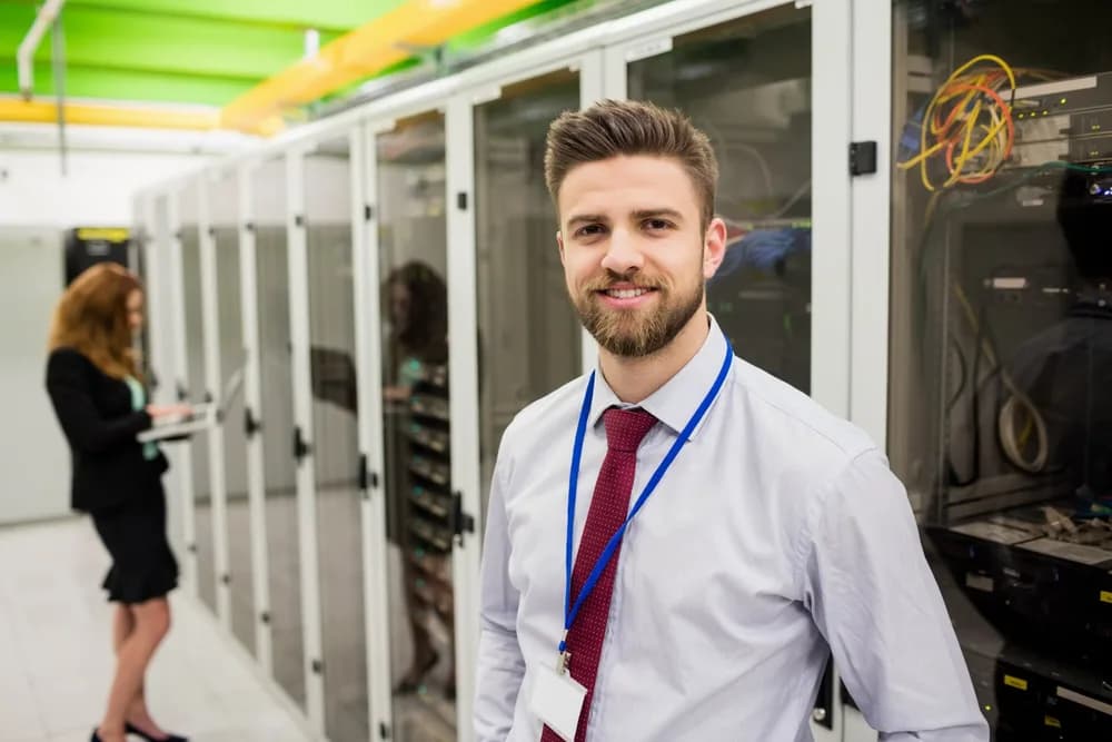Technik kontroluje servery ve firemní serverovně.