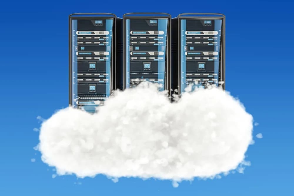 Serverové racky v datovém centru.