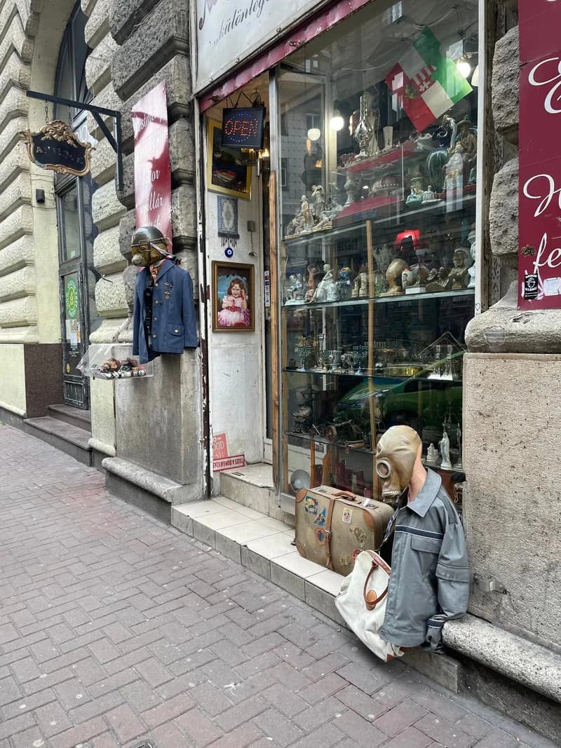 Interiér prodejny s regály a vystaveným zbožím.