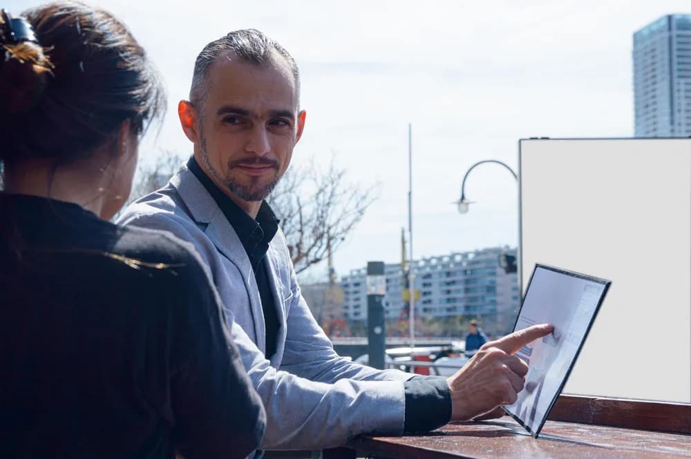 Zaměstnanec se přihlašuje k účtu na pracovním počítači.