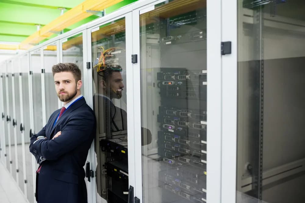 Technik kontroluje servery v datovém centru.