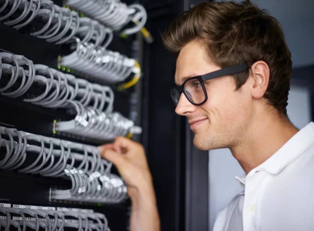 Technik kontroluje zařízení v serverovně.