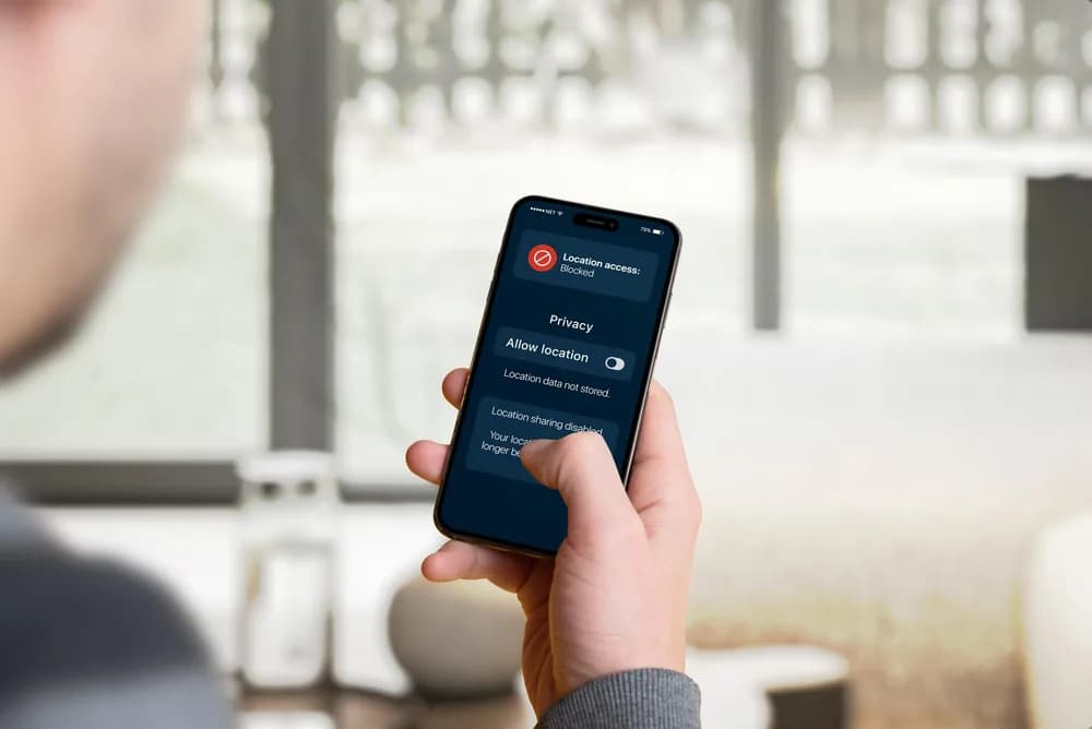 Uživatel nastavuje soukromí na obrazovce chytrého telefonu.