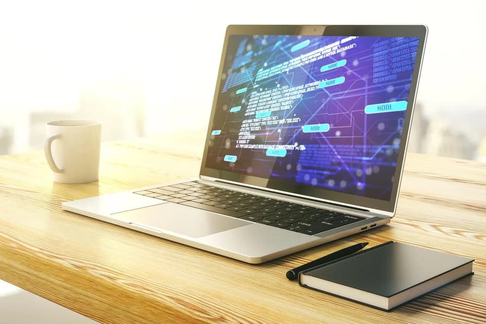 Notebook s programovacím kódem na obrazovce.
