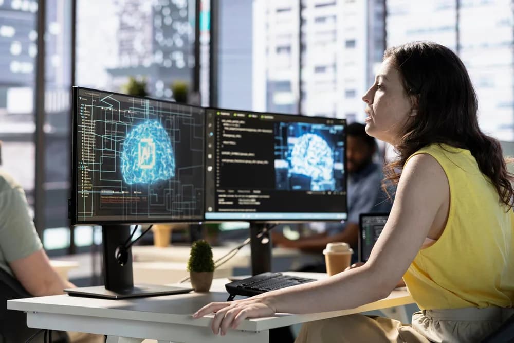 Ruce kontrolují bezpečnostní kód na monitoru s varovnými symboly.