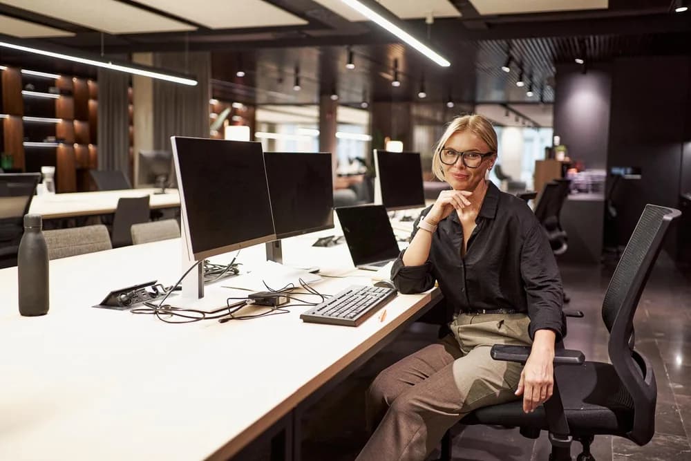 Bezpečnostní specialisté sledují provoz na firemní síti.