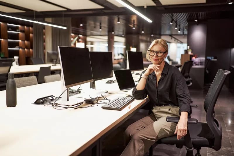 Bezpečnostní specialisté sledují provoz na firemní síti.