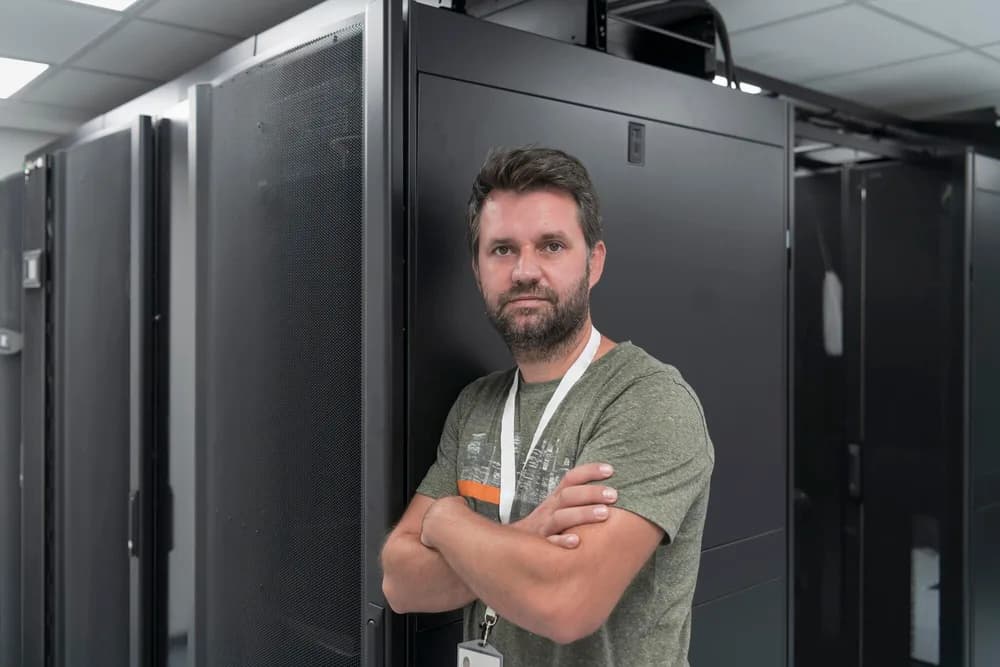 Technik kontroluje zařízení v serverovně.