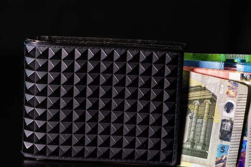 Člověk potvrzuje převod na displeji hardwarové peněženky.