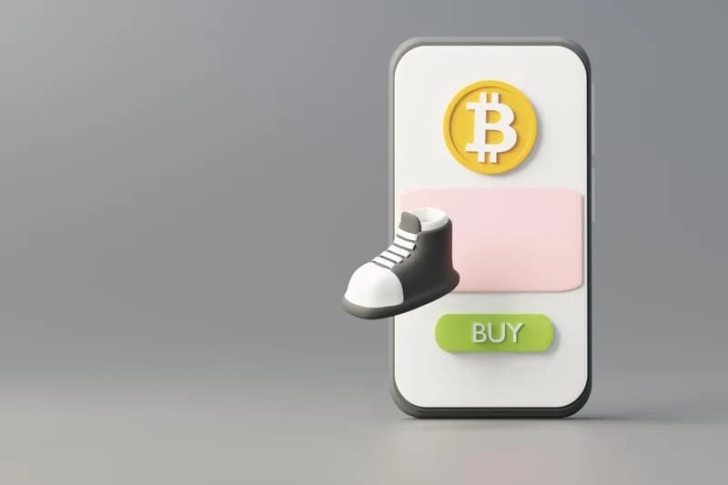 Uživatel spravuje bitcoinové finance v mobilním bankovnictví.