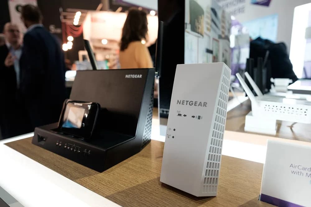 Produkty Netgear vystavené na stánku technologického veletrhu.