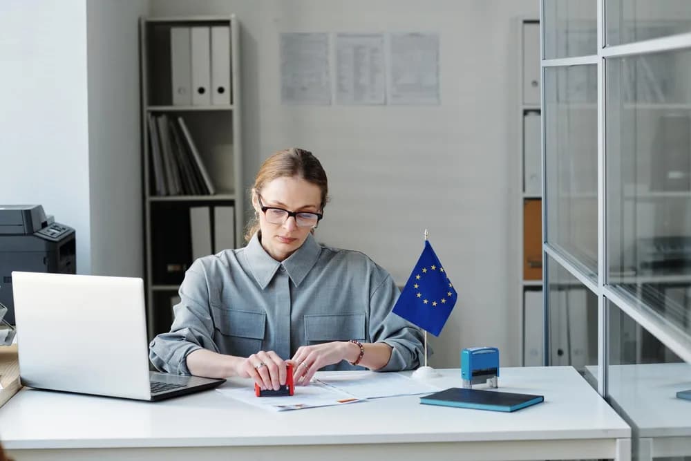 Zaměstnankyně kontroluje mzdové podklady v kanceláři.